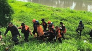 Pencarian Akhirnya Membuahkan Hasil, Sugiyo Ditemukan Meninggal Tersangkut di Pinggir Banjir Kanal Barat Semarang