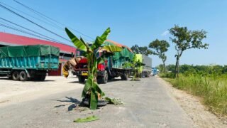 Kartu Kuning untuk Gubernur: Kemarahan Warga Blora Tumpah di Jalan Rusak Randublatung–Cepu