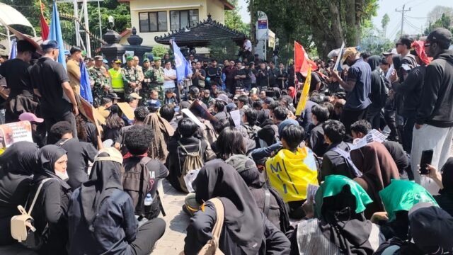 Aksi Kritik MBG Berujung Ricuh, Mahasiswa Salatiga Saling Dorong dengan Polisi